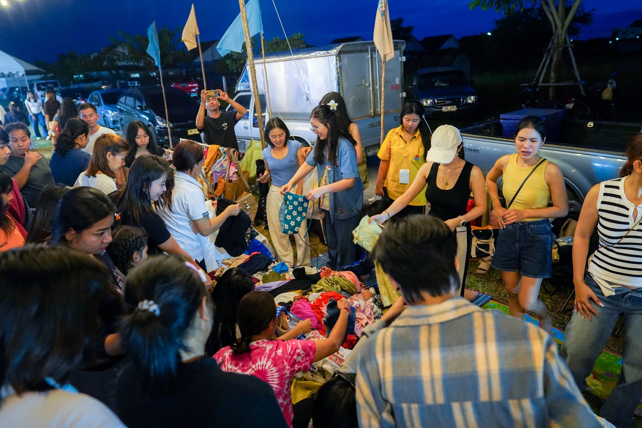 CHILLING HAUS MARKET - Image 3